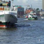Zwei "alte" Damen beim Hafenschippern