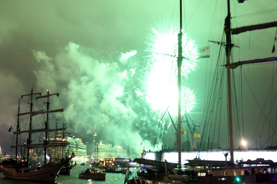 825. Hafengeburtstag - das Feuerwerk am 10.05.2014_3