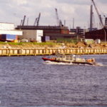 Lotse IV 002 im September 1994 gegenüber den Landungsbrücken