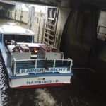 Der Bruder von IRIS ABICHT verlässt die Schaartorschleuse_1