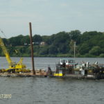 HT 18   ENI 05612110 (ex SCH 2353) 001 mit Kranbarge am 8.7.2010_1