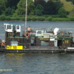 HT 18   ENI 05612110 (ex SCH 2353) 002 mit Kranbarge am 8.7.2010_1