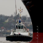 Hafenschlepper Peter bei der Arbeit