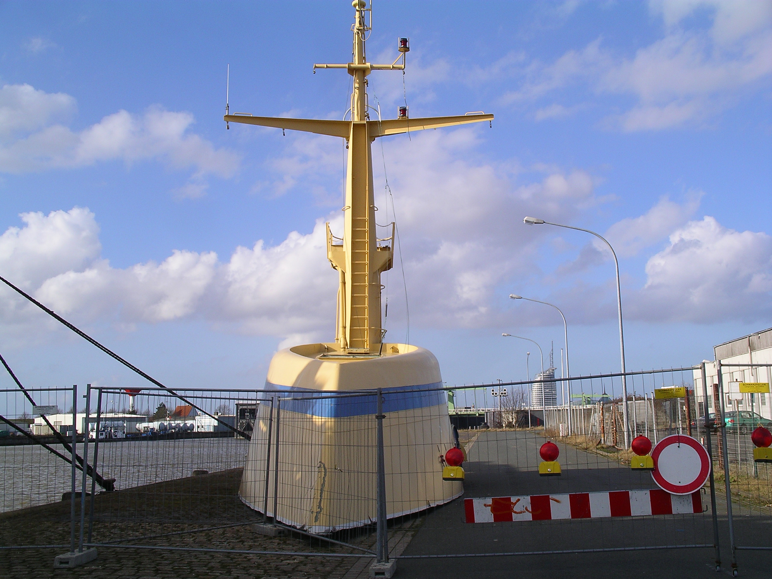 Mast mit Aufbau der Wappen von Hamburg - Mercator II_1