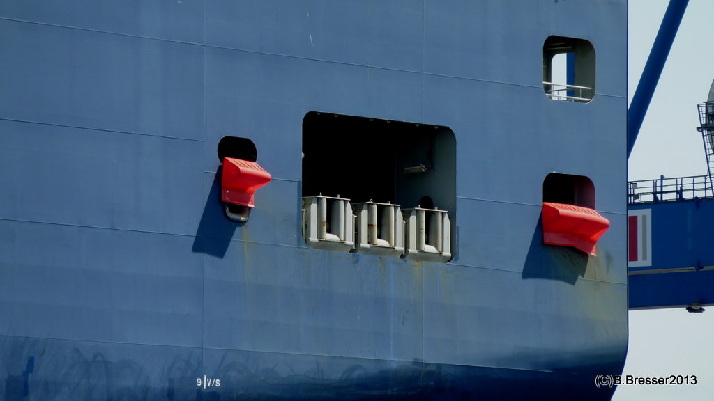Containerschiff mit roten "Dingern"....._2