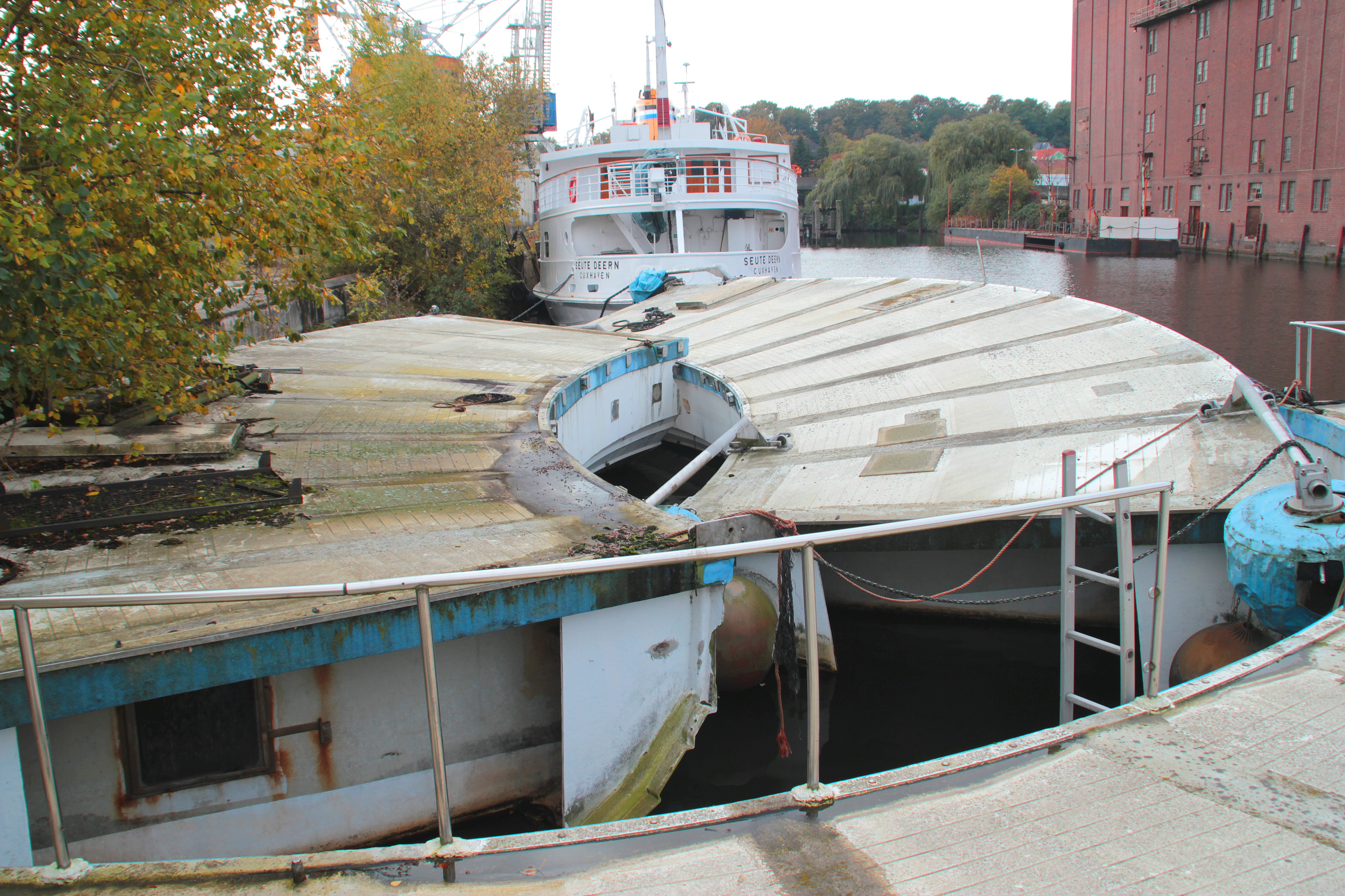 Teile einer Forschungsplattform im harburger Binnenhafen , 21.10.2011_1