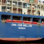 Containerschiff mit roten "Dingern"....._1