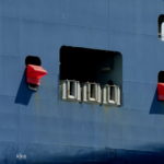 Containerschiff mit roten "Dingern"....._2