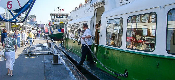 Ein typisches Anlegemanöver bei den HADAG-Typschiffen: In wenigen Sekunden wird der Festmacher auf den Ponton springen und das Schiff dort vertäuen
