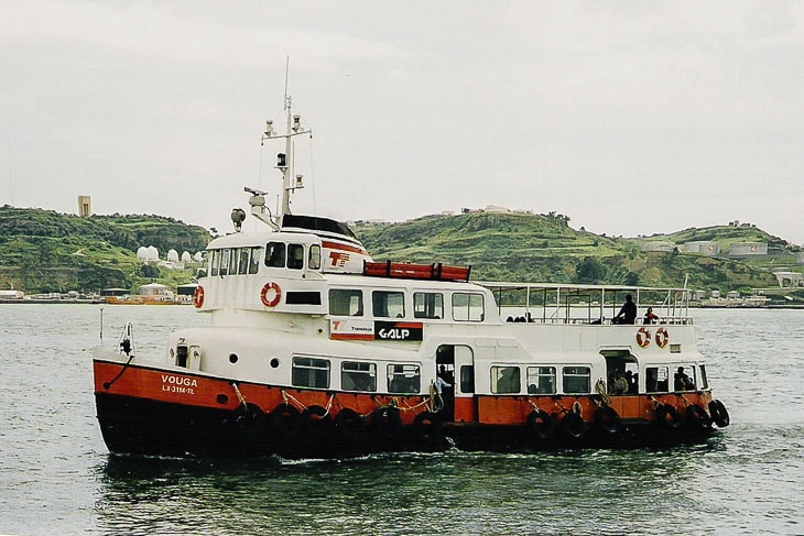 Die ehemalige HADAG-Hafenfähre OTHMARSCHEN 1998 als VOUGA in Lissabon