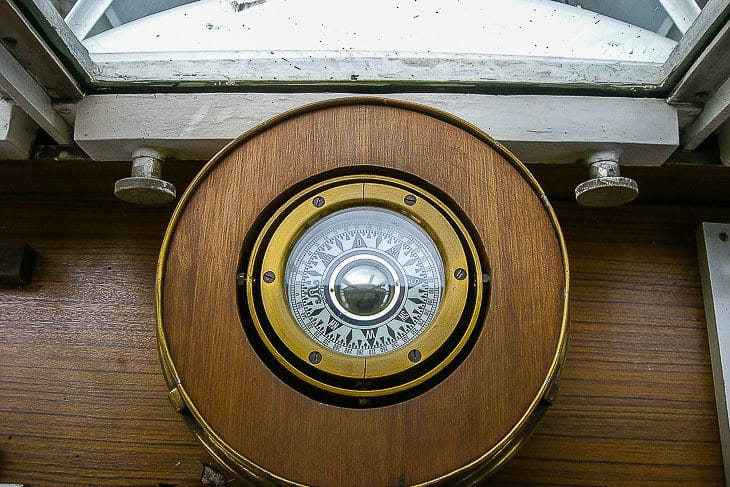 Der wuchtige Kompass im Ruderhaus der ehemaligen HADAG-Fähre ALTENWERDER