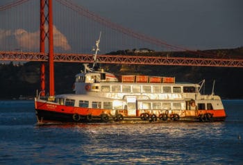 Die ehemalige HADAG-Hafenfähre VOLKSDORF als MARVILA in Lissabon