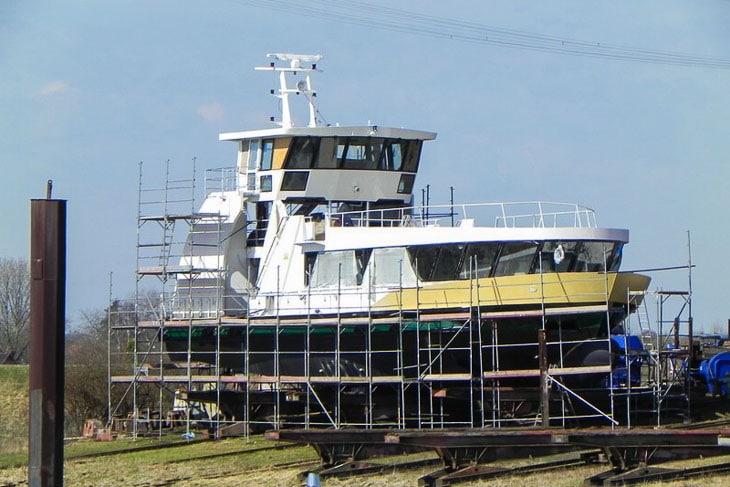 HADAG-Hafenfähre HAMBURGENSIE auf der Baufwerft in Oortkaten