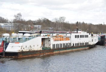 Ehemalige HADAG-Hafenfähre Max Brauer auf dem Weg zur Abwrackwerft