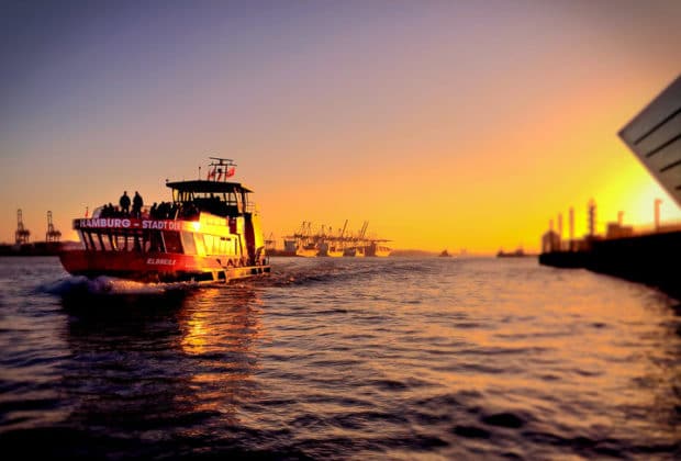 HADAG-Hafenfähre ELBMEILE im Sonnenuntergang in Hamburg