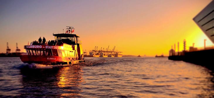 HADAG-Hafenfähre ELBMEILE im Sonnenuntergang in Hamburg