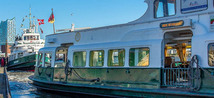 Die Typschiffe der HADAG haben pro Seite zwei Eingänge im Hauptdeck