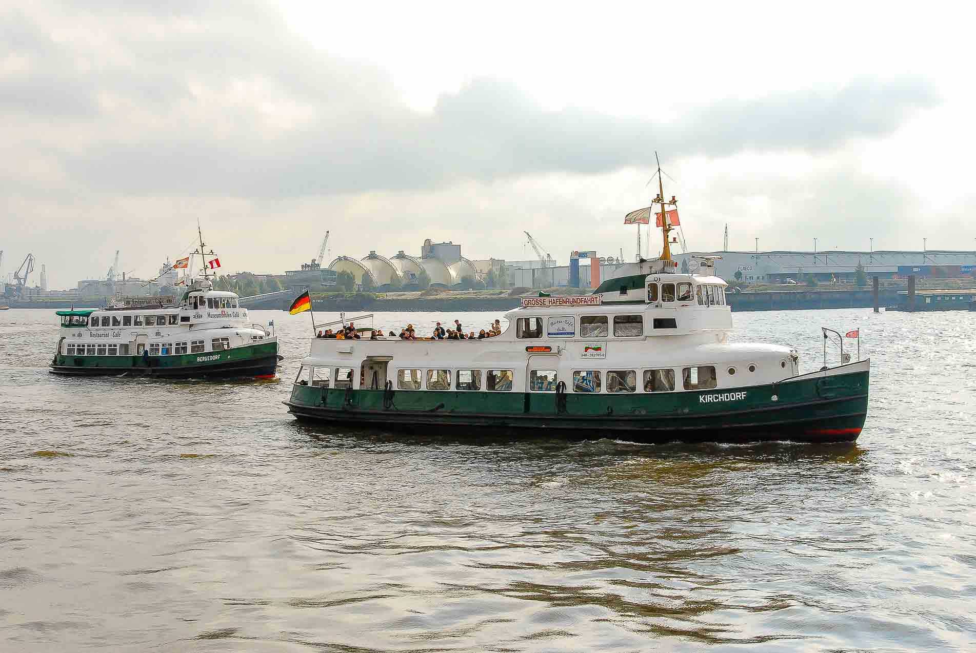 Zwei ehemalige HADAG-Typschiffe vor den Landungsbrücken in Hamburg