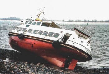Die vor Wedel gestrandete ex HADAG-Hafenfähre REEPERBAHN 1994