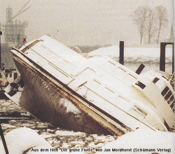 Die HADAG-Hafenfähre ALTENWERDER bei einem Werftunfall in Hamburg