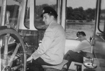 Ein altes Foto einer HADAG-Besatzung auf einem Typschiff