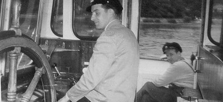 Ein altes Foto einer HADAG-Besatzung auf einem Typschiff